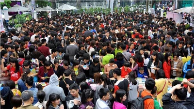 Người Hà Nội chen nhau "ngộp thở" để mua sách giảm giá