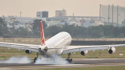 Chùm ảnh: Lên cà phê sân thượng xem máy bay ‘đốt lốp’