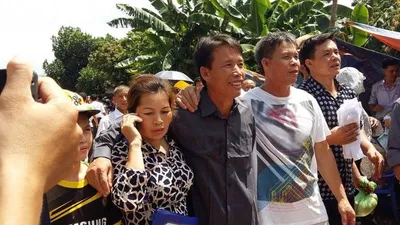 Anh em ông Đoàn Văn Vươn vui mừng ngày đặc xá