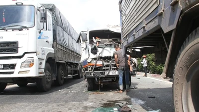 Hai vụ tai nạn ô tô tông liên hoàn khi chờ đèn đỏ