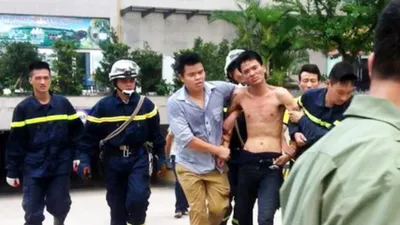 Giải cứu thanh niên ngồi vắt vẻo trên cửa sổ tầng... 21 chung cư