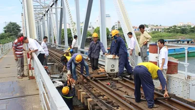 Sà lan đâm cầu Bình Lợi, đường sắt Bắc - Nam tê liệt