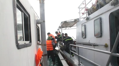 Chìm tàu Hoàng Phúc 18: Sóng lớn, công việc cứu hộ gặp khó khăn