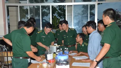 Vận chuyển hàng ngàn USD và vàng qua biên giới bằng... xe máy