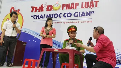 Tưng bừng thi đố pháp luật: Cách hành xử khi gặp ‘Chai nước có... gián’