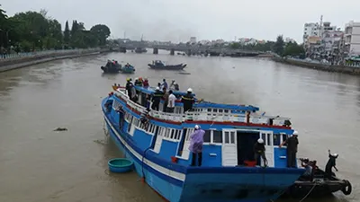 Giải cứu thành công con tàu mắc kẹt dưới cầu Lê Hồng Phong