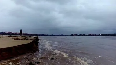 Quảng Bình: Gần 40 tàu cá đứt neo mắc kẹt tại cửa biển 