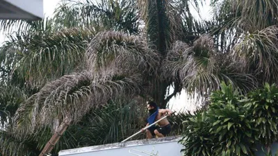 Nam thanh niên cầm vũ khí... nhảy múa trên nhà cao tầng