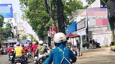 Nữ ‘Ninja’ cùng tấm biển sau lưng gây chú ý