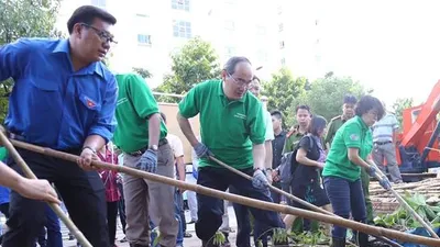 Bí thư Nguyễn Thiện Nhân cùng người dân xuống kênh dọn rác