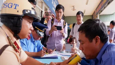 Kiểm tra nồng độ cồn tài xế tại Bến xe Miền Đông