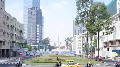 Cận cảnh công viên phía trên ga Nhà hát thành phố