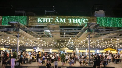 Phố đi bộ đêm Kỳ đài Quang Trung, quận 10 có gì?