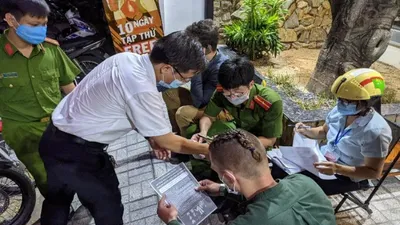 Phường Thảo Điền ra quân xử phạt người không đeo khẩu trang