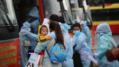 Quảng Ngãi đón 135 thai phụ, trẻ em về quê bằng ô tô