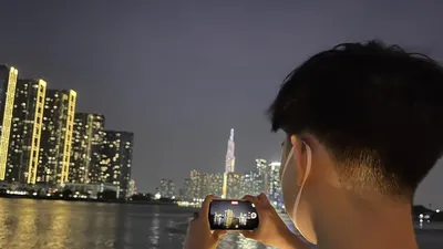 Người dân hào hứng khi được đi buýt sông về đêm