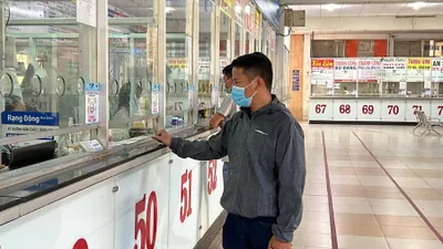 Cận tết, bến xe vắng vẻ, nhân viên bán vé ngồi không chờ khách