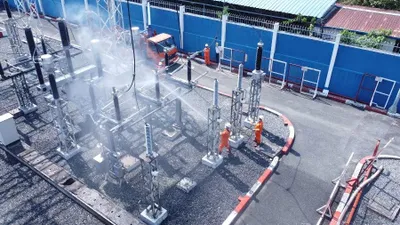 EVNHCMC: Bảo trì lưới điện bằng phương pháp rửa sứ online