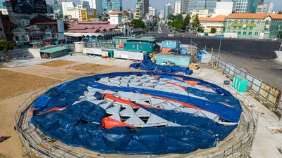 Tấp nập thi công để hoàn trả mặt bằng phía trước chợ Bến Thành