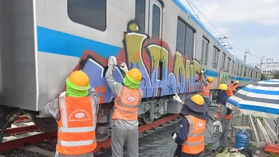 Công an vào cuộc vụ vẽ bậy trên tàu metro số 1