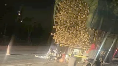 Tông vào đuôi xe tải dừng bên đường, 2 người đi xe máy tử vong