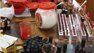 Cảnh sát bắt quả tang cơ sở sản xuất hàng ngàn thỏi son giả