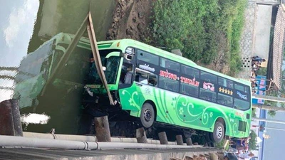 Xe khách lao xuống sông, nhiều người thương vong