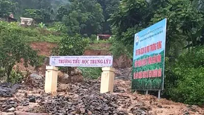 Đuổi heo sổng chuồng bị lũ dữ cuốn trôi 