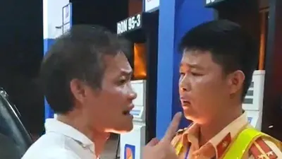 1 tài xế lái xe biển xanh tát, cự cãi với cảnh sát giao thông