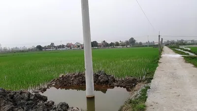 Hố chôn cột điện nơi hai cháu nhỏ tử vong. Ảnh: ĐT