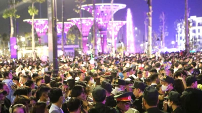 Công an truy bắt những kẻ móc túi, cướp giật ở lễ hội Sầm Sơn