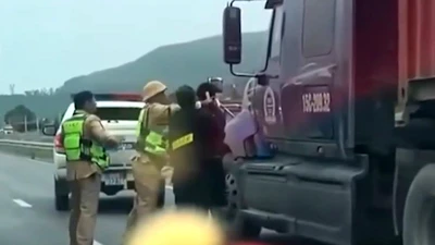 Tạm giữ tài xế container đâm xe của Cục CSGT, Bộ Công an