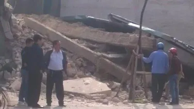 Cả khu phố rung chuyển vì căn nhà 3 tầng bất ngờ đổ sập