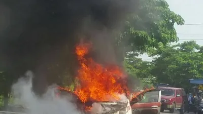 Nắng nóng, taxi bị thiêu rụi vì rơm rạ