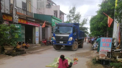 Xe tải ben đi lùi, tông chết 1 phụ nữ đang đi bộ