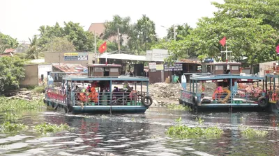 Người Sài Gòn cũng 'qua sông lụy đò'