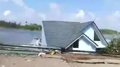 Clip: 14 căn nhà bị nước sông 'nuốt' trong tích tắc