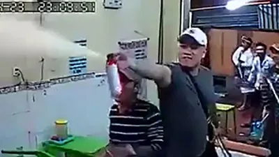 Clip:Nhóm thanh niên hung hãn đập phá quán kem ở quận 1
