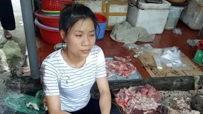 Clip: Cảnh người bán thịt heo bị đổ chất thải lên thịt