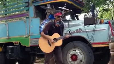 Cả dàn nhạc thu bé lại bởi... 1 chàng nhạc công