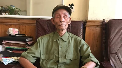 Cảm động cụ ông thổi kèn viếng đống đội