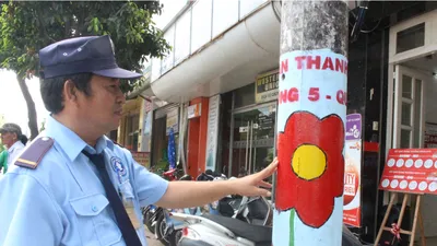 Cột đèn, trụ điện 'nở hoa' chống quảng cáo bẩn