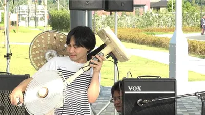 Trình diễn với nhạc cụ được làm từ... đồng nát