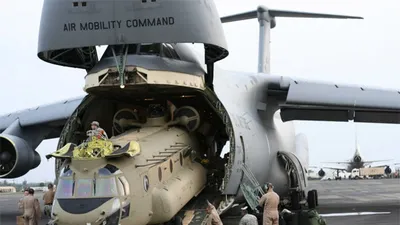 Máy bay khổng lồ Mỹ 'nuốt' cả tàu ngầm