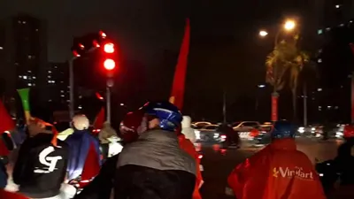 CĐV dầm mưa cổ vũ và gọi tên tuyển U-23 Việt Nam