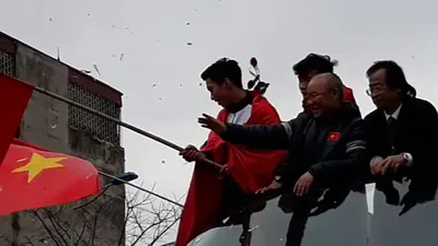 HLV Park Hang-seo cùng U-23 VN vẫy tay chào 'biển' NHM