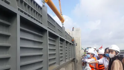 Lắp cửa van ngăn triều lớn nhất Việt Nam