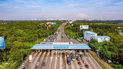 Ngày đầu thu phí không dừng, xe xếp hàng dài trên cao tốc TP.HCM-Long Thành-Dầu Giây