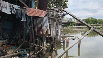 Nhà sập, nhà cháy, nhà ổ chuột... ven bờ nam kênh Đôi
