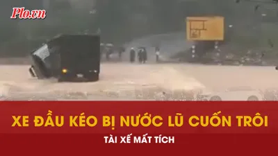 Khoảnh khắc xe đầu kéo bị nước lũ cuốn trôi, tài xế mất tích ở Quảng Trị
